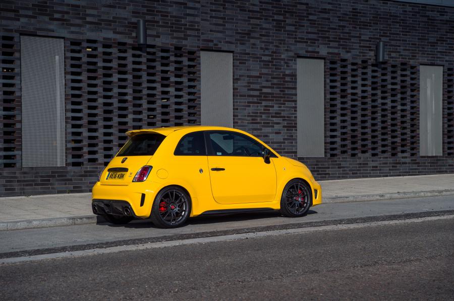  Abarth 695 Biposto Record (312) 2015 года  (UK) (фото 10 из 31)